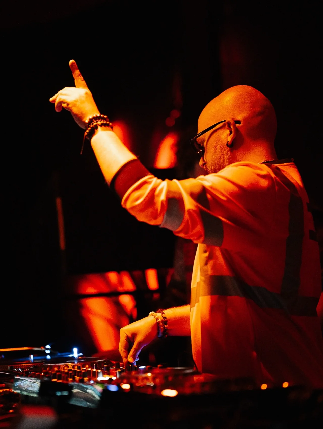 Mr.DiVibe за DJ-пультом
